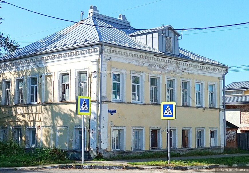 Дом №1 по Ленинской-один из старейших домов этой улицы.Был построен в 1775 году.Потомки его первого хозяина-купца В.Д.Щапова-проживали здесь вплоть до 1917 года.