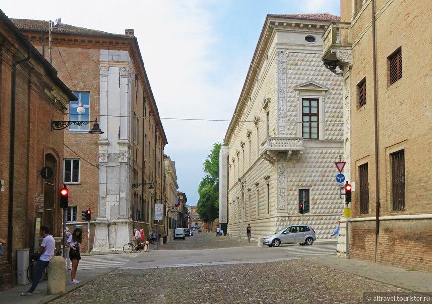 «Перекрёсток ангелов» (Quadrivio degli Angeli) с тремя дворцами. Фото из интернета.