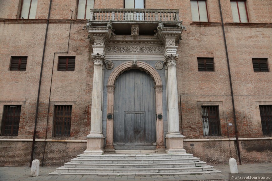 Самая знаменитая черта этого здания - монументальный портал в венецианском стиле на Корсо Эрколе I.