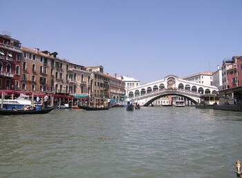 В Венеции автобус рухнул с моста, погибли более 20 туристов