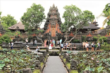 На Бали разыскивают туриста после медитации обнажённым у храма