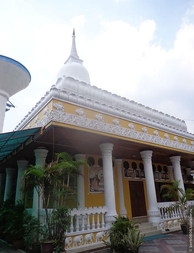 Красивая постройка среди индуистских храмов