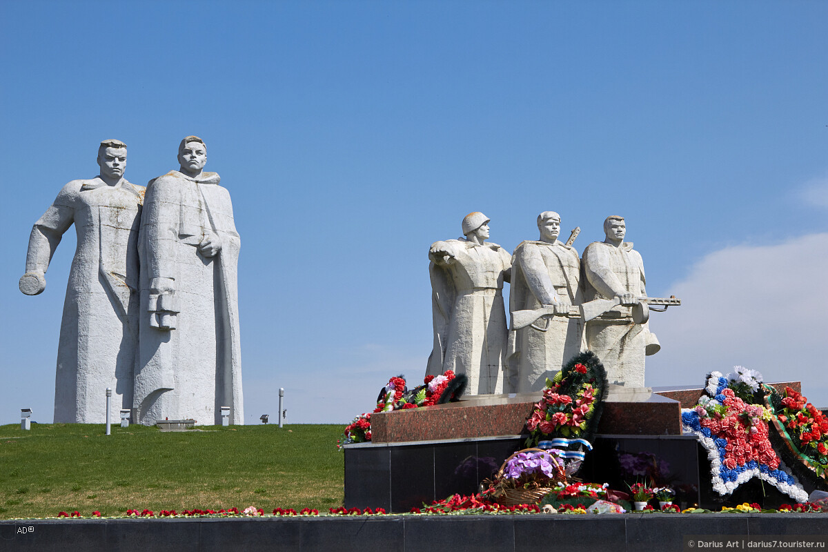 Стоит памятник 28 панфиловцев. Волоколамск мемориал 28 героям-панфиловцам. Волоколамск Дубосеково герои Панфиловцы. Памятник панфиловцам в Дубосеково. Мемориал «героям-панфиловцам» в Дубосеково.