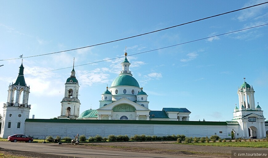 Рядом с Яковлевским монастырем находился Спасо-Песоцкий монастырь.Во второй половине 18-го века две этих обители были объединены в одно целое с названием Спасо-Яковлевский Димитриев монастырь.
