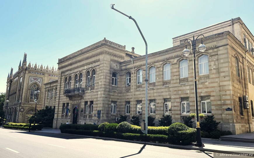 В 1918-1920 годах в здании бывшей женской гимназии размещался парламент Азербайджанской Демократической Республики, а сейчас - Институт рукописей Академии наук Азербайджана.