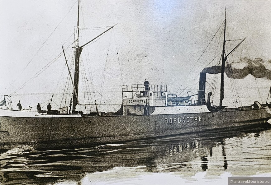 Первое в мире нефтеналивное судно «Зороастр», построенное по заказу братьев Нобелей. Фото сделано в музее братьев Нобелей в Баку.