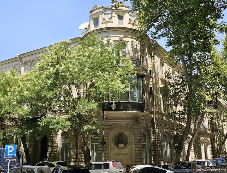 Сегодня это гигантское здание (1895—1901) делят между собой Национальный исторический музей Азербайджана и мемориальная резиденция Гаджи Тагиева. Музей уже несколько лет на реставрации и потому доступа туда нет, а вот апартаменты Тагива мы посетили...
