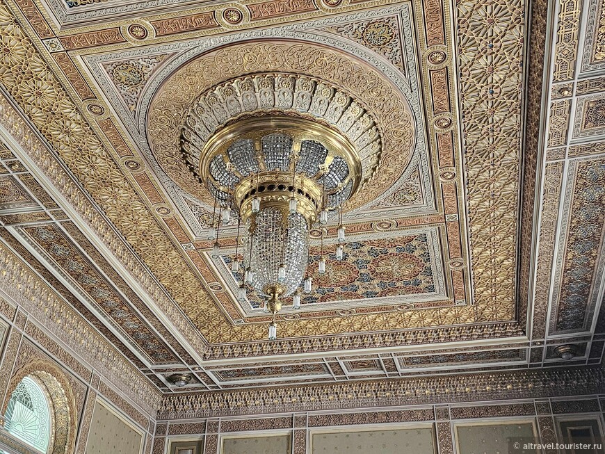 Для украшения Восточного зала было использовано около 8-9 кг сусального золота, 4 кг из которых были предназначены для росписи потолков.