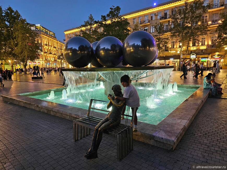 Многие из существующих там фонтанов построены в советское время, а в 2010 площадь подверглась масштабной реконструкции и приобрела свой современный вид.
