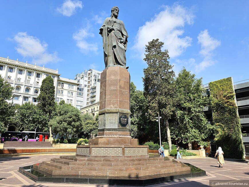 Памятник Низами.