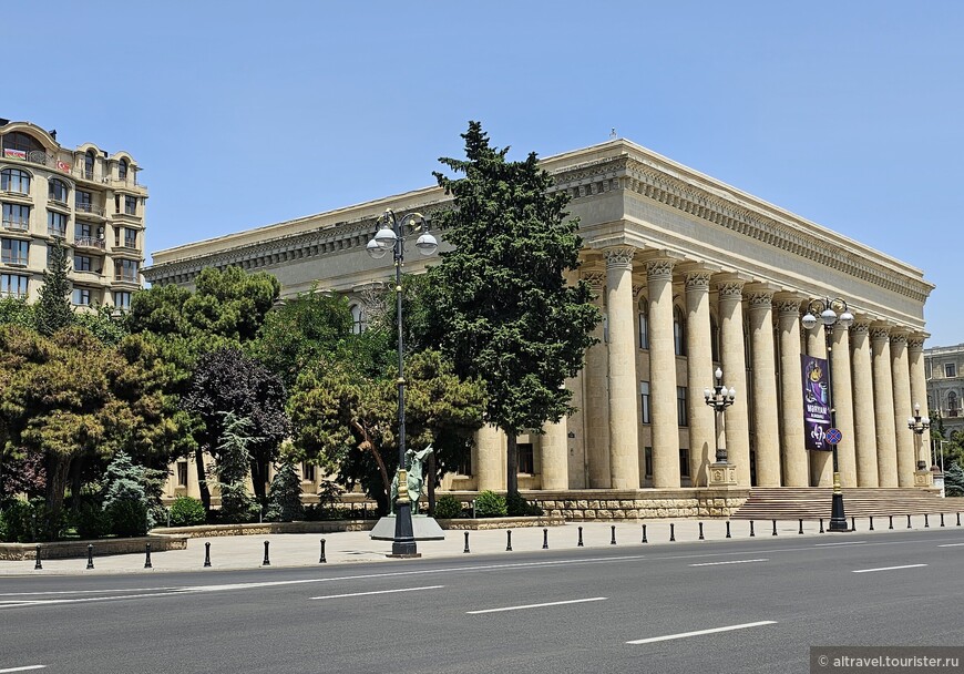 Музейный центр Министерства культуры и туризма Азербайджана в здании бывшего Музея имени Ленина (1961).