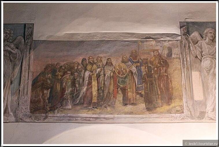 «Принесение круглой иконы св. Николы в Новгород» на западной стене под хорами – иллюстрация к легенде.