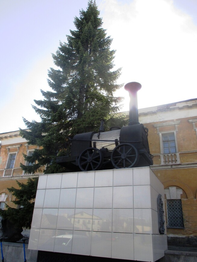Памятник первому российскому паровозу у входа в музей - паровозу Черепановых