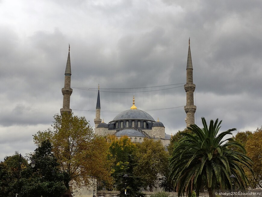 Мечеть Султанахмет (Голубая мечеть), находится в состоянии внешнего и внутреннего ремонта.