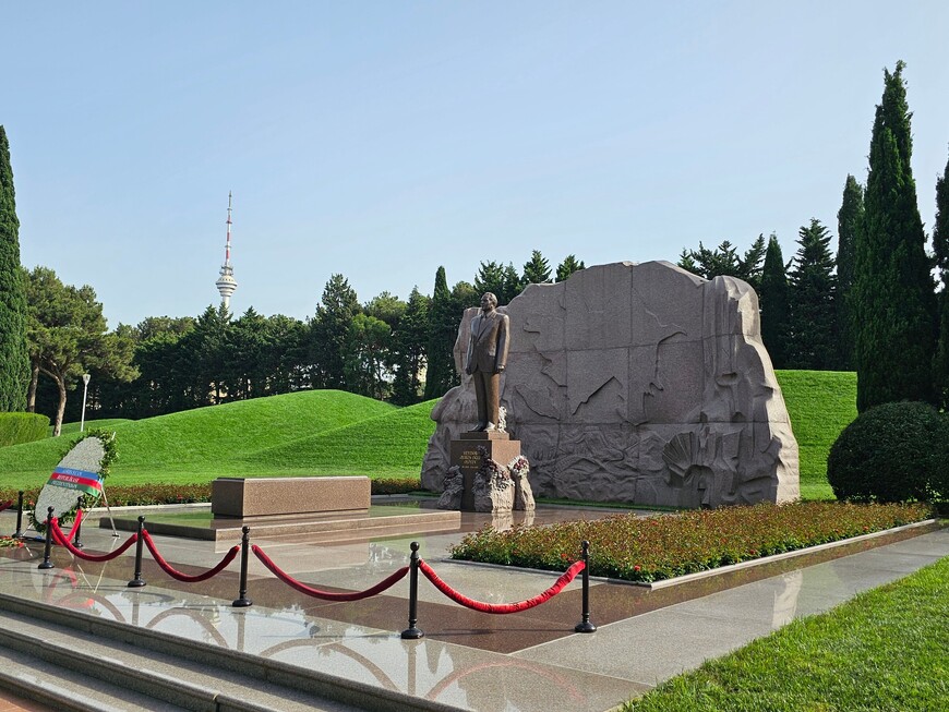 В глубине кладбища покоится Сам - главный азербайджанец Гейдар Алиев, третий президент страны.