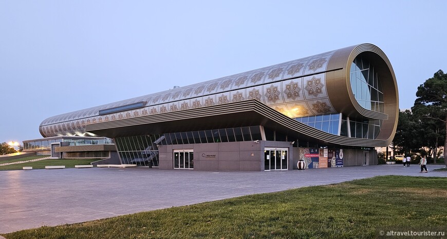 В этом оригинальном здании с 2014 года располагается Азербайджанский национальный музей ковра. Конструкция сооружения, специально построенного для этого музея, была задумана австрийским архитектором Францем Янцем как свернутый ковер. К сожалению, на сам музей времени у нас не хватило.