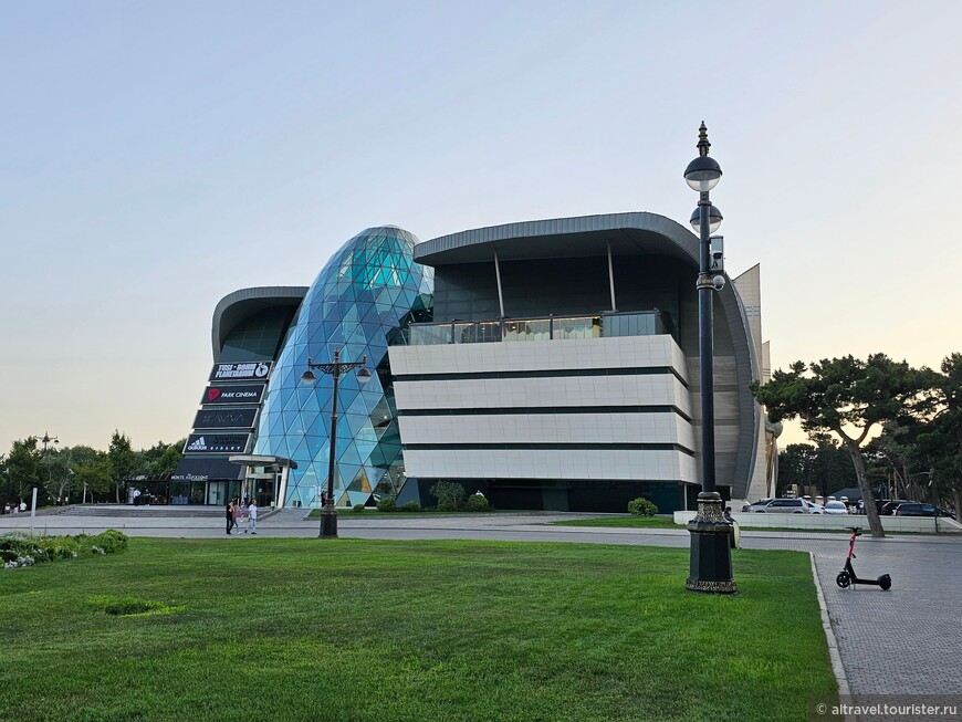 Торговый центр со странным названием «Парк Бульвар» со стеклянным «огурцом» или «яйцом» (кто что видит), открытый в 2010 году.