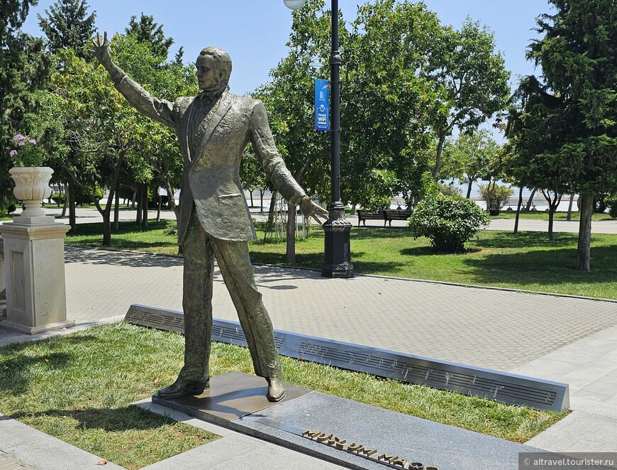 Памятник Муслиму Магомаеву на Приморском бульваре. Не знаем как вам, а нам кажется, что пропорции были нарушены.