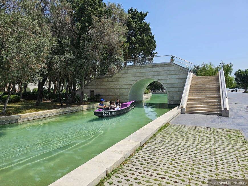 Фрагмент «Маленькой Венеции» на набережной Баку.
