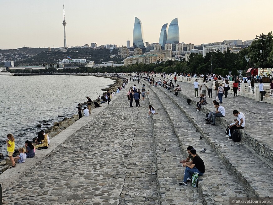 Сейчас обустроенная набережная Баку имеет протяженность свыше 8 км. Её планируют продлевать в обе стороны от центра и довести ее длину до 23 километров.