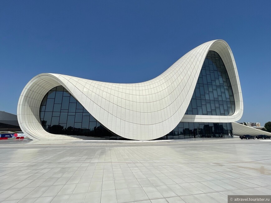 В 2014 году это творение Захи Хадид было признано лучшим зданием в мире и удостоено премии «2014 Design of the Year».