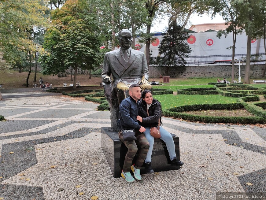 Молодежь любит фотографироваться с отцом нации Кемалем Ататюрком