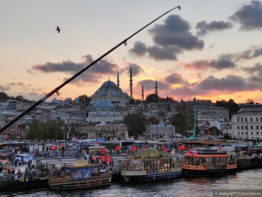 Вечерний вид с Галатского моста. Мечеть Сулеймание. Мост оккупирован рыбаками.