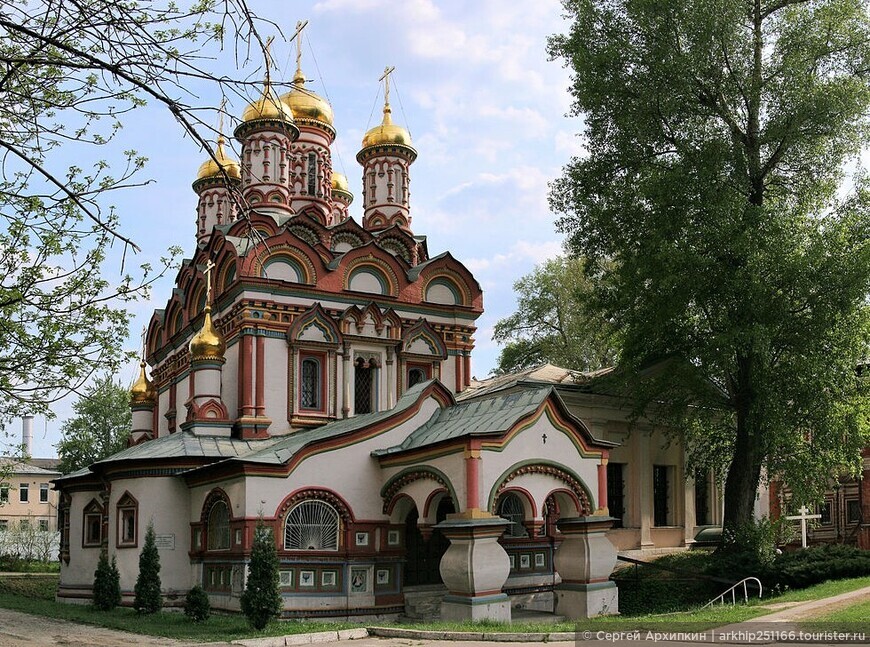 Красивый храм Николая Чудотворца на Берсеневке (17 века), возле Дома на Набережной в Москве