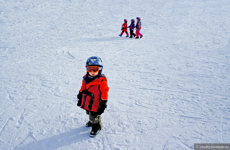 Очень колорадский детский сад, учат кататься на лыжах с младенчества