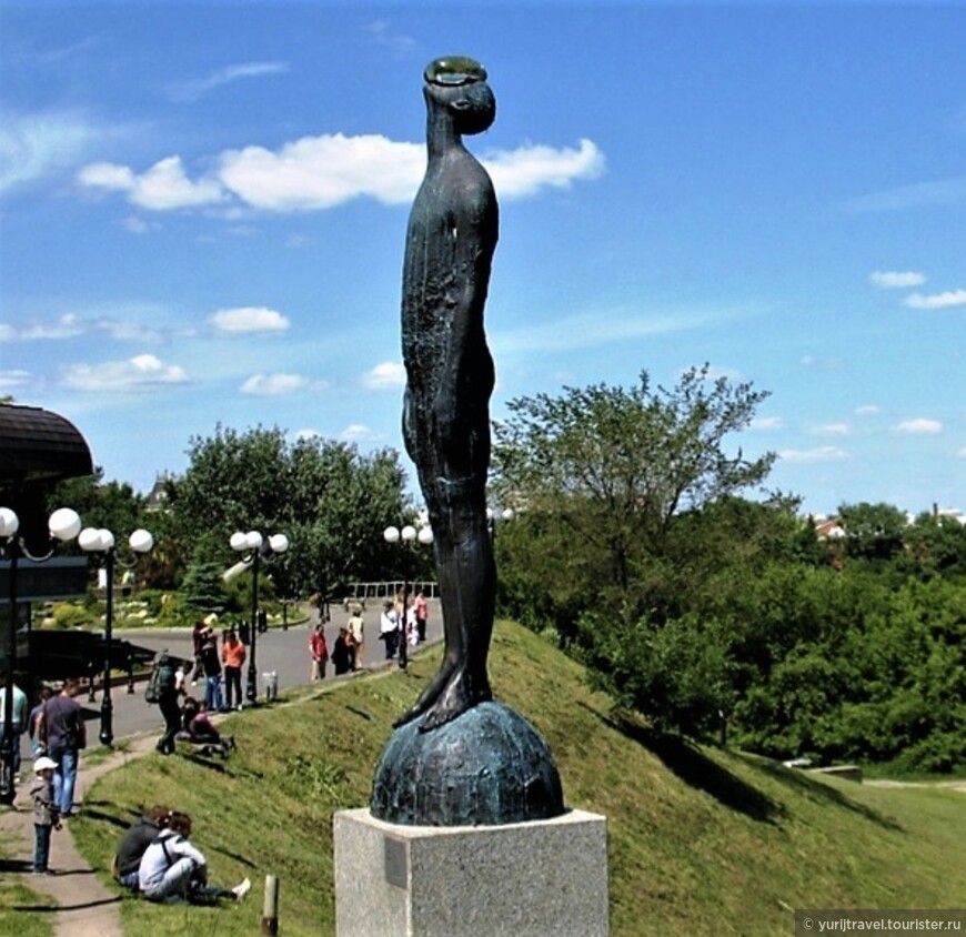 Скульптура «Капля дождя», на Пейзажной Аллее г. Киева