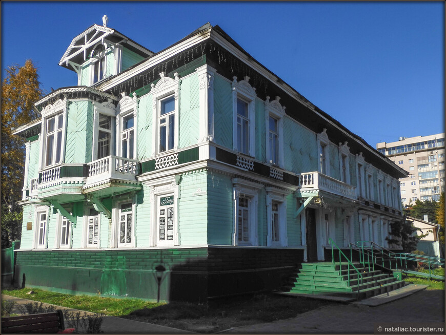 Дом А. С. Чудинова, построен в 1904 г., восстановлен в 1989 году, сейчас в нем находится туристическое бюро.