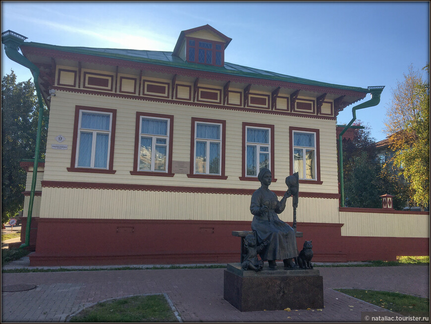 Памятник Русским жёнам - берегиням семейного очага .