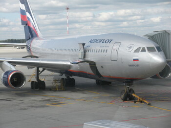На рейсе из Бангкока в Москву пассажир с вилкой набросился на соседа 