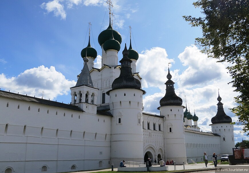 Самый что ни на есть открыточный вид на Ростовский кремль.В 17-м веке этот ансамбль был призван продемонстрировать величие Ростовской епархии одной из крупнейших на Руси.