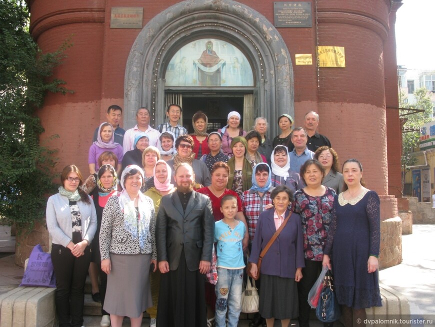 Прихожане после службы у Покровского храма.