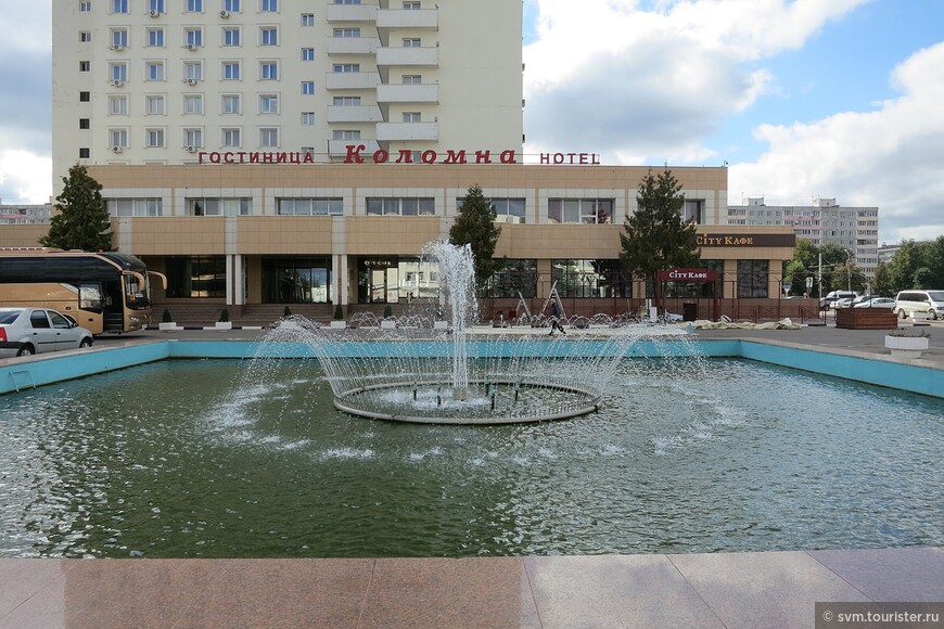 Фонтан на фоне гостиницы-Коломна.После реконструкции в 2012 году фонтан приобрёл светодинамическую подсветку. 