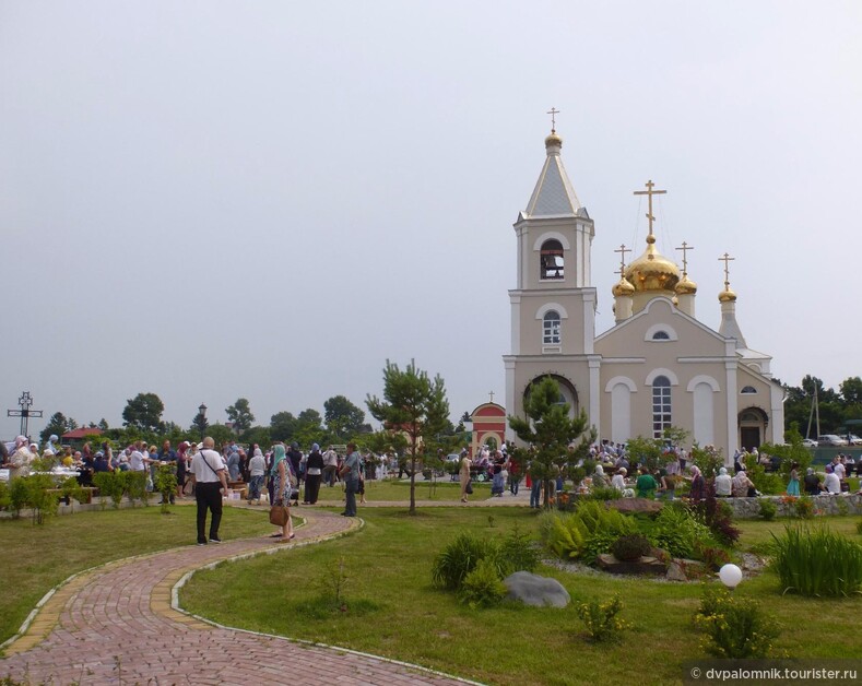 Престольный праздник монастыря - 12 июля. В этот день, в любой день недели монастырь полон людей - приезжают и с Хабаровска ( 70 км) и с Комсомольска-на АМуре и со всех окрестностей, кто может и хочет побывать на главном празднике монастыря.