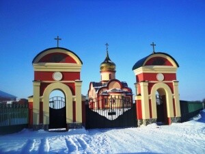 Ворота монастыря зимой и еще до появления на них мозаики с небесными покровителями монастыря - апостолами Петром и Павлом. 