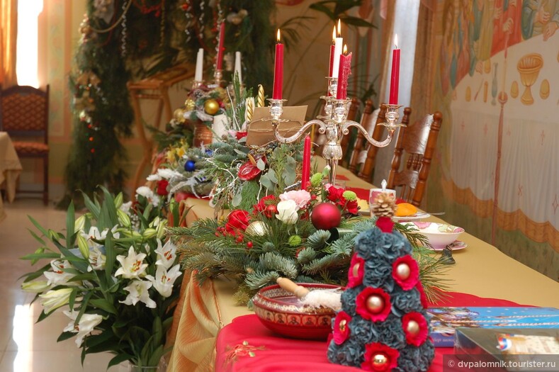 Рождественское убранство праздничного стола в трапезной монастыря.