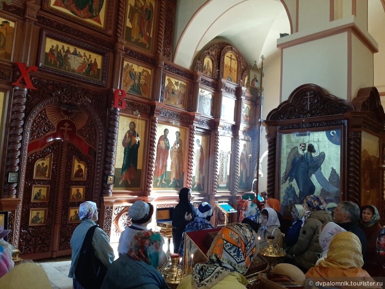 Экскурсию внутри Петропавловского храма ведет сестра Параскева