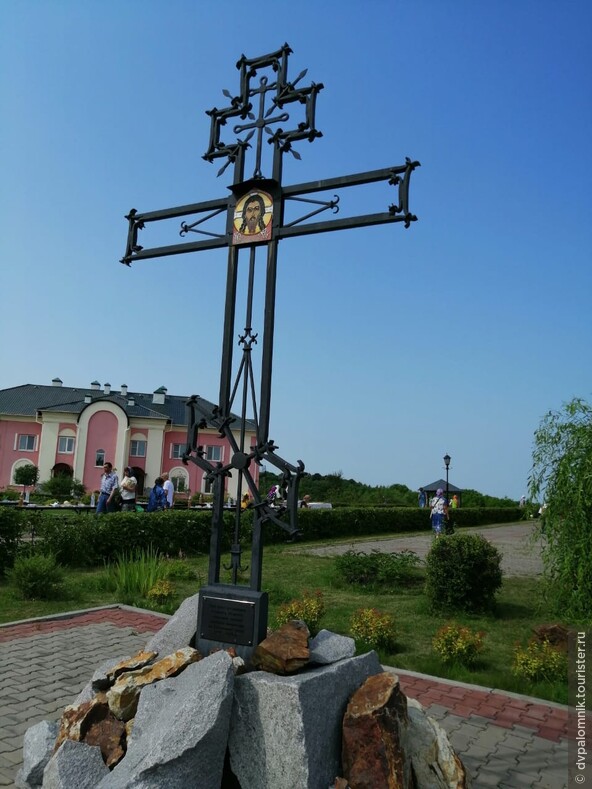 Крест напротив алтаря главного храма - в честь 10-летия монастыря.