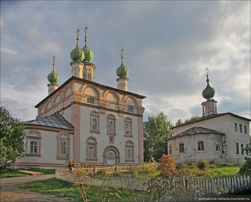 Спасская церковь, построена в 1691 году. Архангельская церковь, зимняя. построена в 1725 году