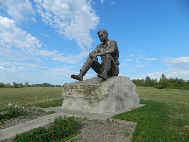 Памятник Шукшину