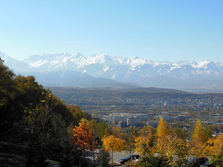 Вид на Алматы и горы с высоты Кок-Тобе