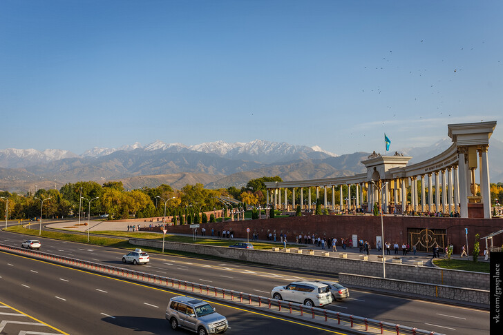 Колоннада на входе в парк имени Первого Президента Республики Казахстан