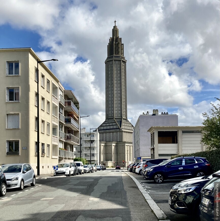 Улица Фредерика Матре. Впереди - церковь Сен-Жозеф