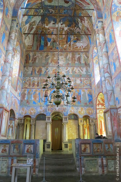 На восточной стене Воскресенской церкви в технике фрески изображен иконостас.Такие расписные иконостасы являлись характерной чертой ростовских домовых храмов.
