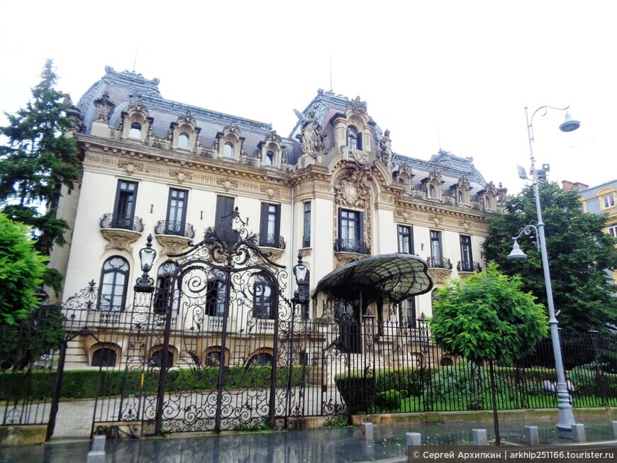 Красивый дворец Кантакузино в самом центре Бухареста