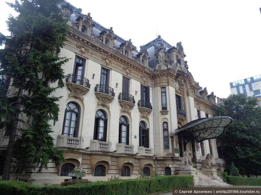 Красивый дворец Кантакузино в самом центре Бухареста