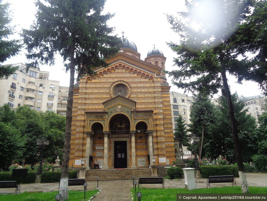 Красивая церковь Домницы (принцессы) Белаши в центре Бухареста